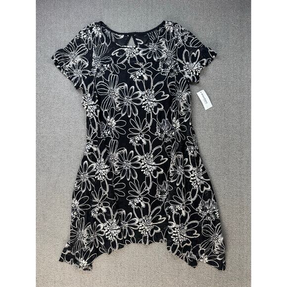 Roz & Ali Dresses & Skirts - NWT Roz & Ali Dress Black White Embroidered Floral Mini Size Large